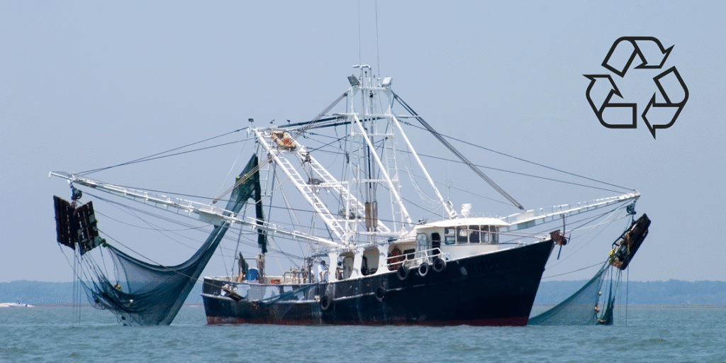 Slim afvalbeheer in de visserij: winst uit reststromen

De visserijsector produceert naast hoogwaardige voeding ook waardevolle reststromen, zoals garnalendoppen, piepschuim en folies. Innomax helpt visverwerkende bedrijven om deze stromen slimmer te beheren. Met praktijkgerichte scans en datagedreven advies realiseren we kostenbesparingen, CO₂-reductie en soms zelfs opbrengsten uit afval. Zo maken we afvalbeheer in de visserij écht circulair.